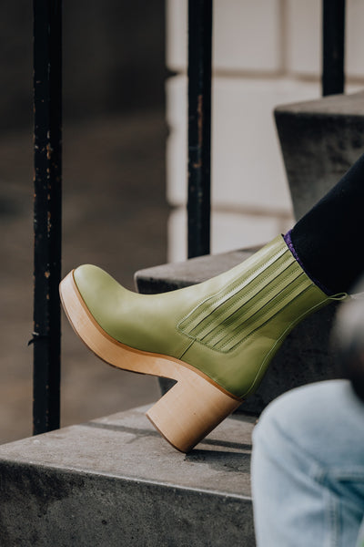 Leren laarzen in kleur pistache met houten plateauhak